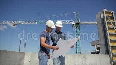 施工经理在正在施工的建筑计划中指出